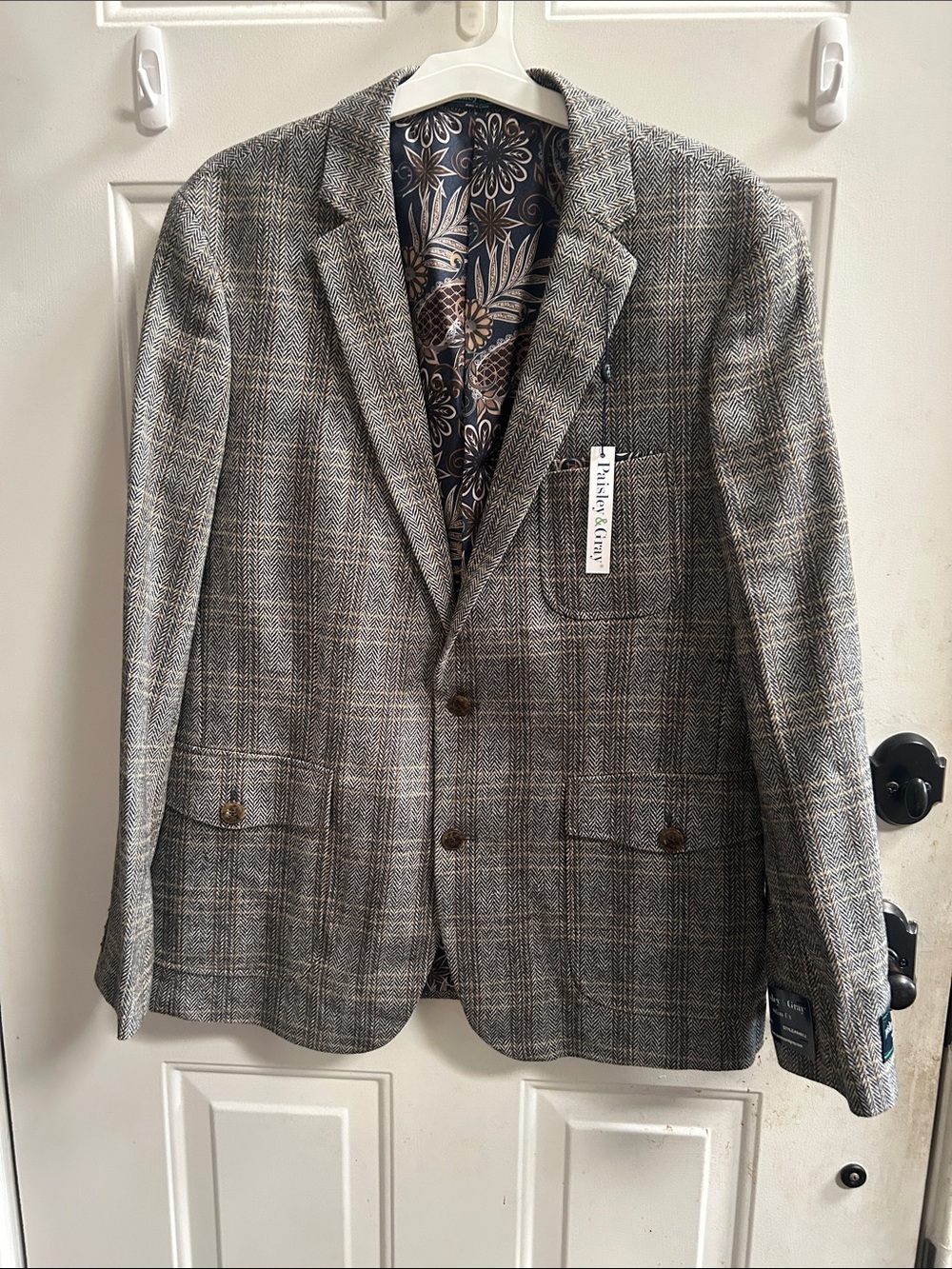 Paisley&Gray Slim Fit  Men's Gray Plaid Sport Coat w/ Subtle Tan Windowpane 46R